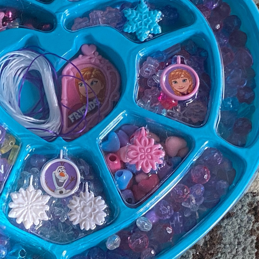 Disney Frozen Forever Friends Best Friends Jewelry Activity kit - Picture 9 of 9